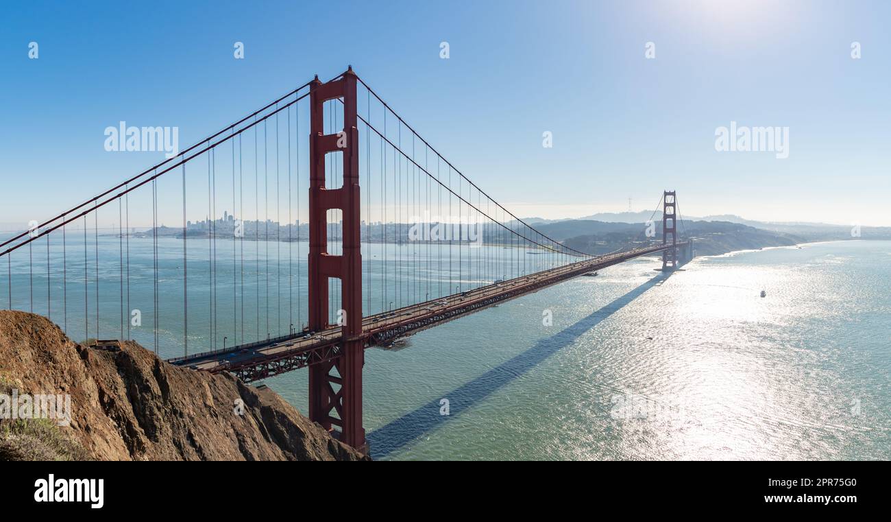 Une photo du Golden Gate Bridge le matin, vue de Battery Spencer. Banque D'Images