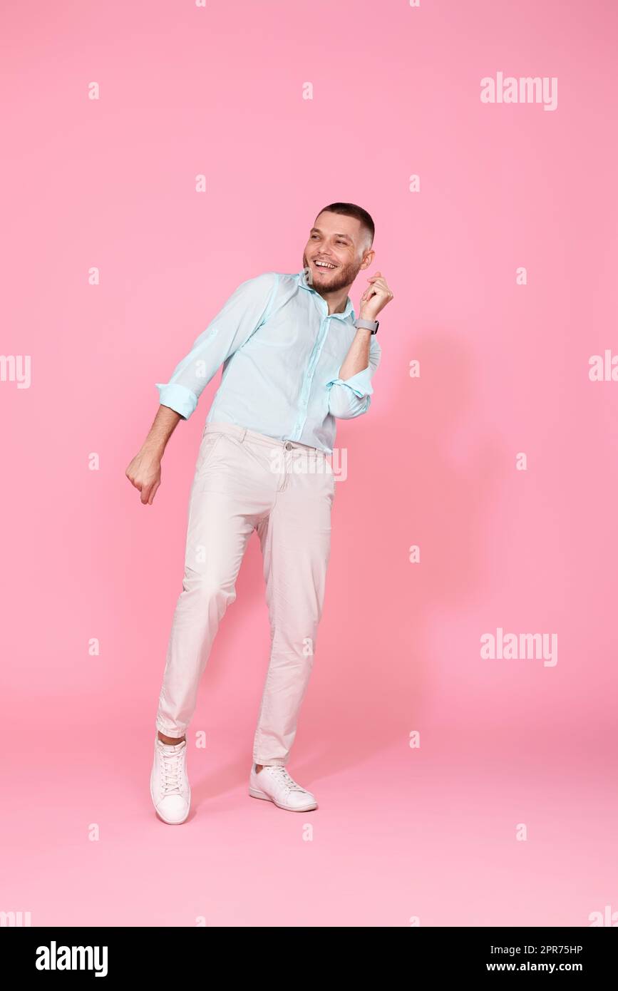 beau homme souriant en chemise bleue dansant Banque D'Images