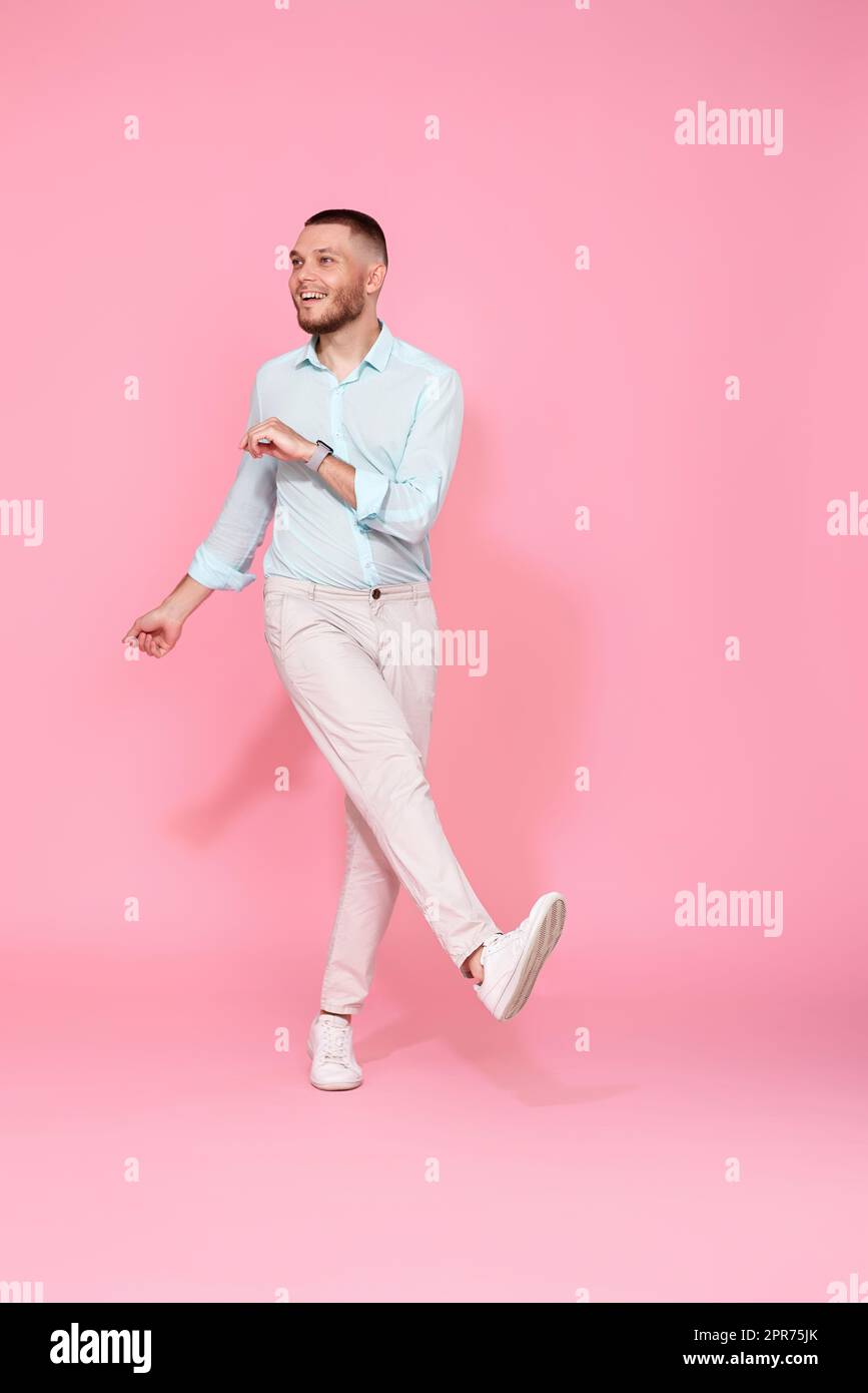 beau homme souriant en chemise bleue dansant Banque D'Images