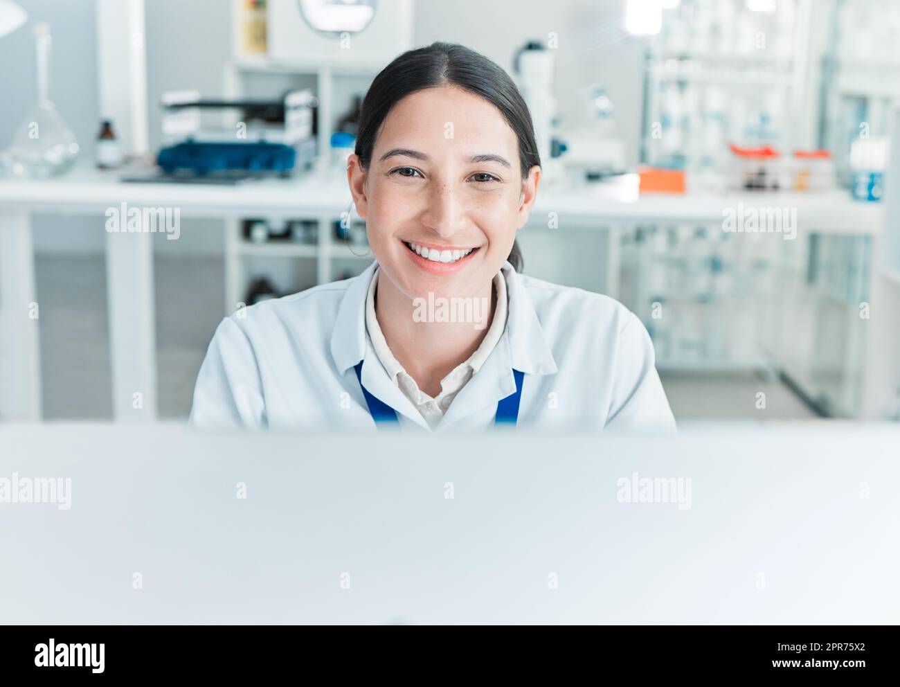 Tout cela est logique maintenant. Portrait d'un jeune scientifique travaillant sur un ordinateur dans un laboratoire. Banque D'Images