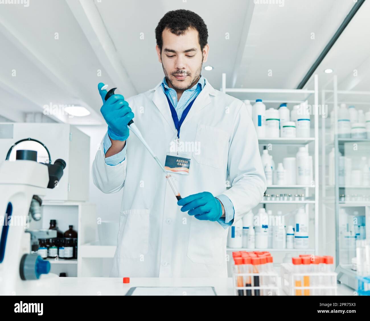 Vous devez être prudent mais méticuleux. Photo d'un jeune scientifique travaillant avec des échantillons dans un laboratoire. Banque D'Images