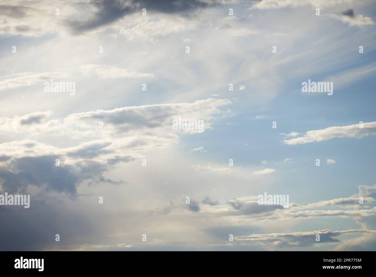 Ciel bleu avec nuages et espace de copie pendant la journée. Vue panoramique sur les descentes de tempête sombres et lourdes qui se rassemblent au loin. Atmosphère, réchauffement de la planète et changement climatique avec les nuages stratus et le ciel Banque D'Images