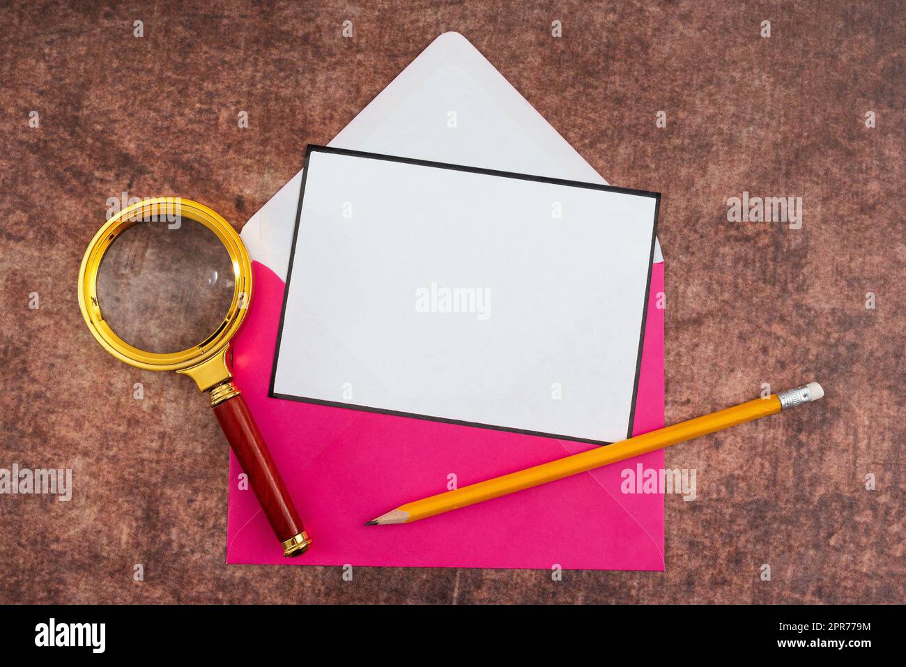 Lettre vierge avec enveloppe, crayon et table en bois en loupe présentant un message crucial. Il montre des recherches importantes pour le développement des affaires. Banque D'Images