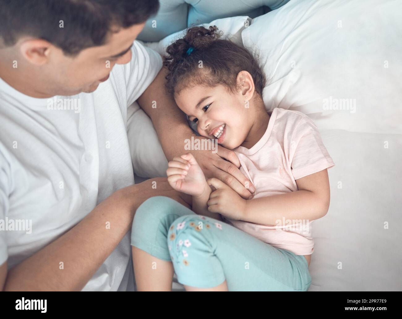 Elle est mon plus grand tableau. Photo d'un père et d'une fille se liant dans le lit ensemble. Banque D'Images