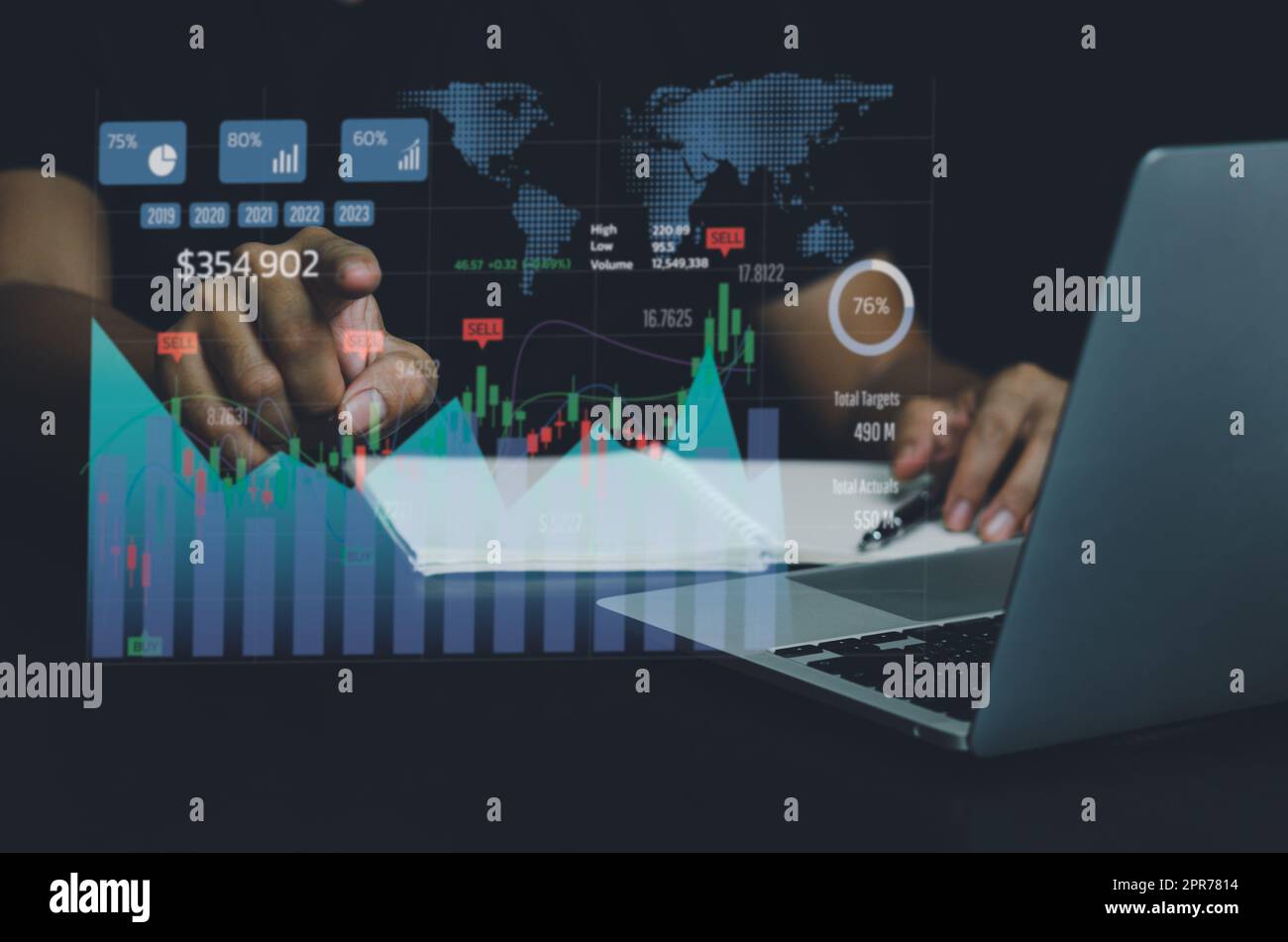 Analyse commerciale et croissance économique Big Data avec graphiques financiers. Concepts de la technologie de tableau de bord de marketing numérique à écran virtuel et de la connexion au réseau économique mondial. Banque D'Images