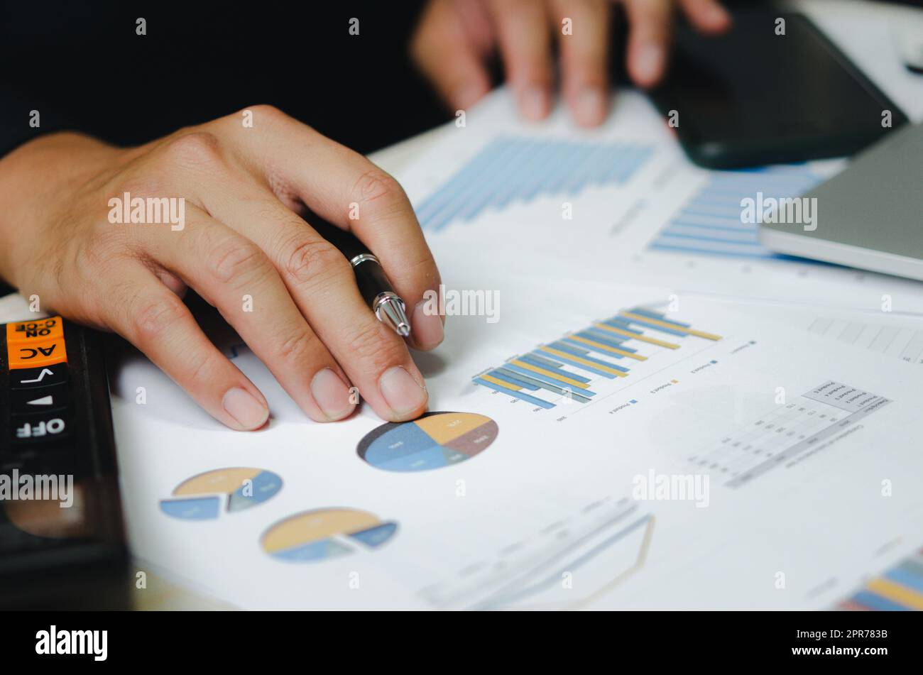 données homme d'affaires graphique rapport rapport recherche marketing développement travailler au bureau avec ordinateur portable. Banque D'Images