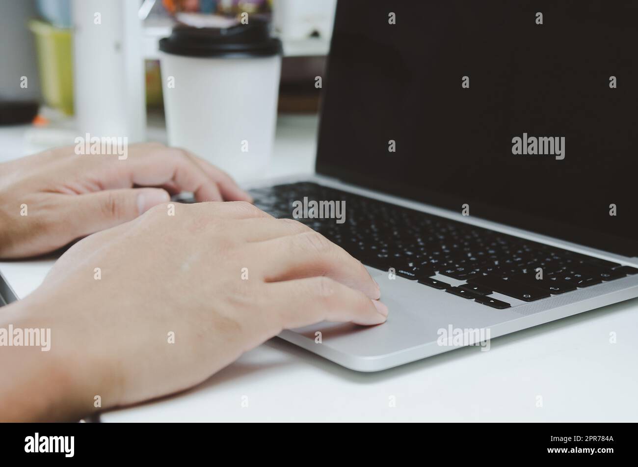 Homme personne main utilisant ordinateur portable clavier.réseau de technologie d'affaires Internet en ligne au bureau. Banque D'Images