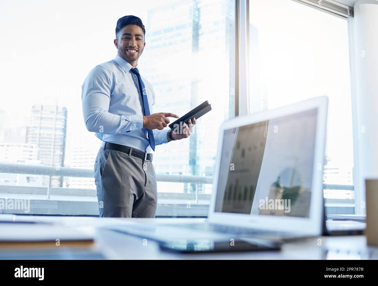 Profitez dès maintenant des opportunités infinies sur le marché. Photo d'un homme d'affaires utilisant une tablette numérique dans son bureau. Banque D'Images