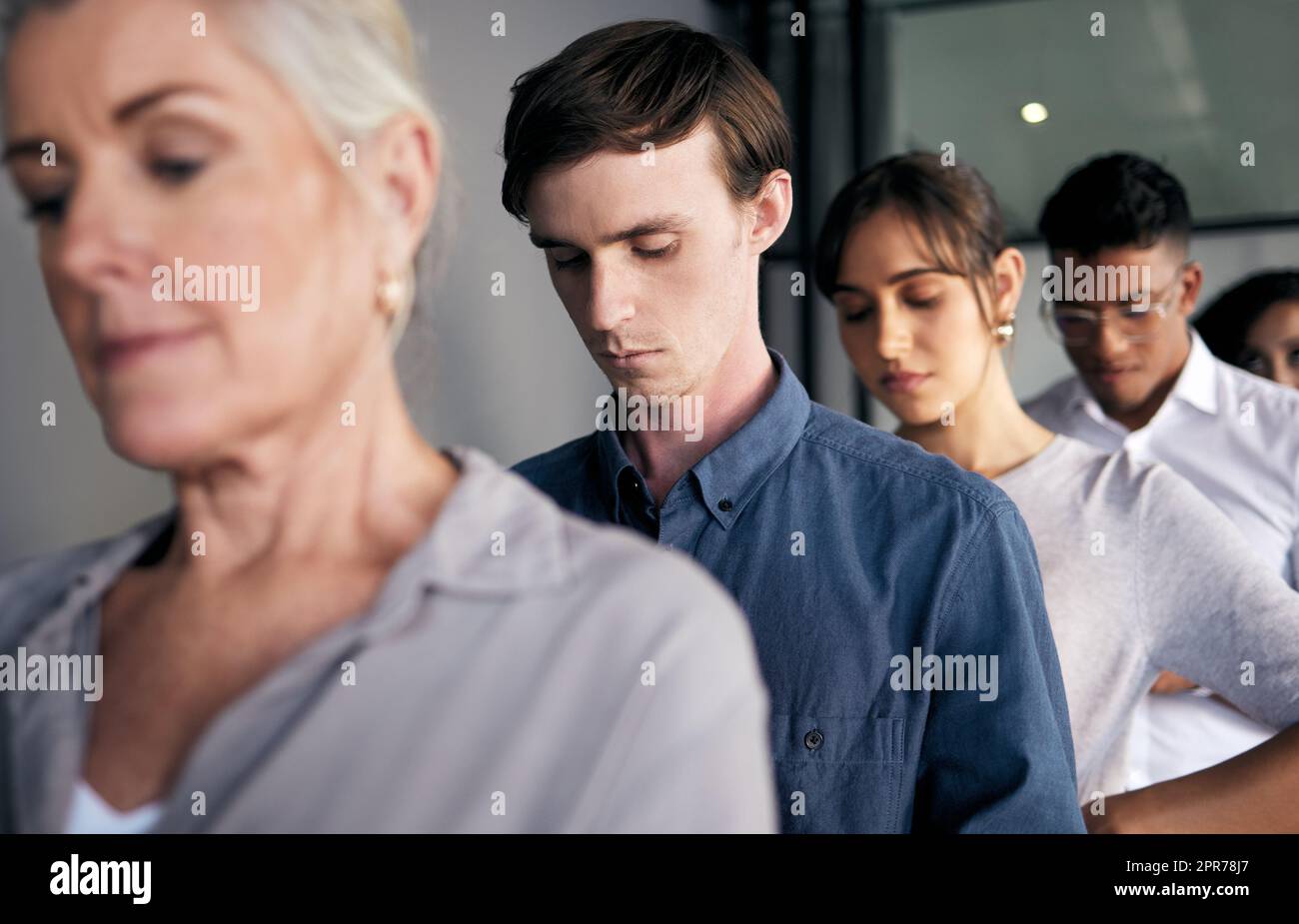 Le tout est autre que la somme des pièces. Photo d'un groupe d'hommes d'affaires en file d'attente. Banque D'Images