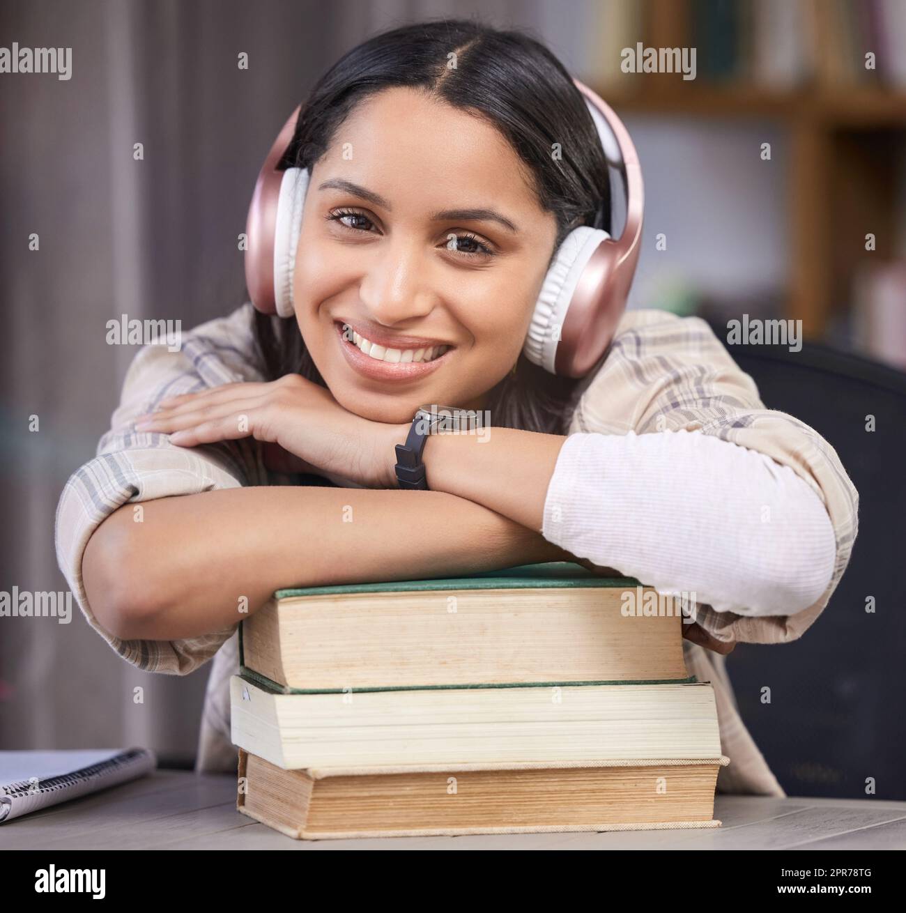 Pour l'amour des livres. Photo d'un jeune étudiant qui fait ses devoirs à la table de cuisine. Banque D'Images