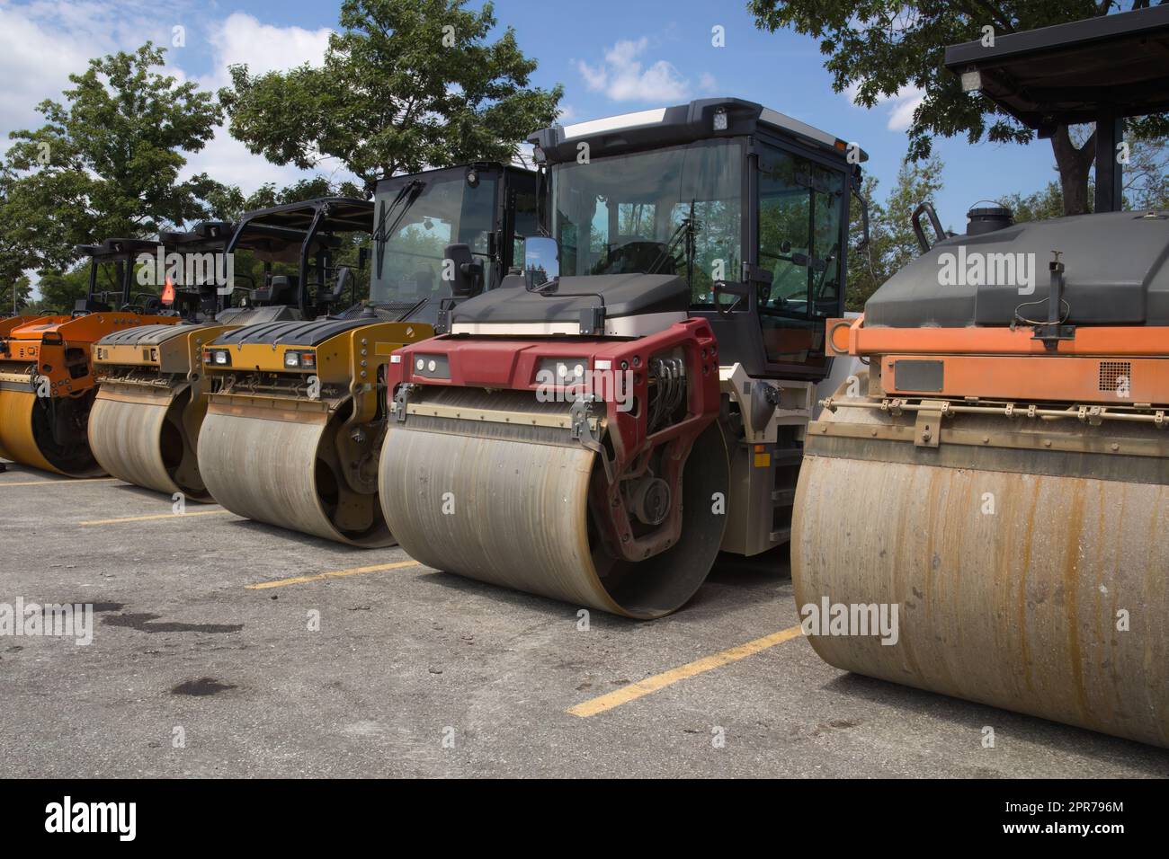 plusieurs galets de roulement sur le chantier de construction de routes équipement lourd compacteur à rouleaux de pavage d'asphalte Banque D'Images