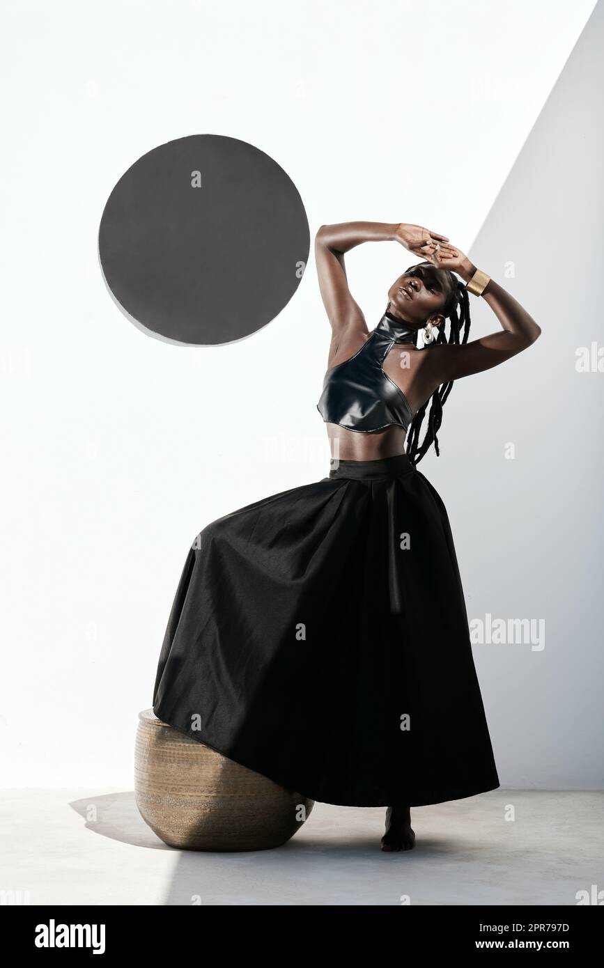 La beauté de la vie est la beauté de vous. Photo d'une jeune femme attrayante posant dans une tenue noire contre un mur avec un cercle. Banque D'Images
