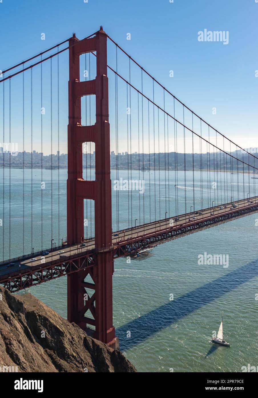 Une photo de la Golden Gate Bridge Tower, vue de Battery Spencer. Banque D'Images