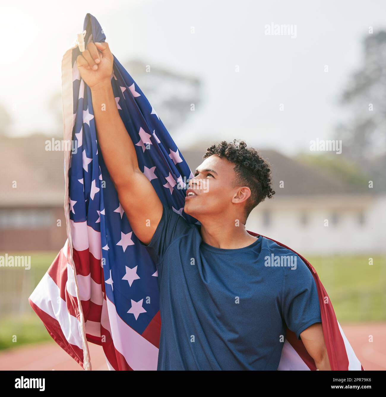 À l'homme à l'étage. Un jeune athlète masculin charmant pointant vers le ciel tout en célébrant une victoire pour son pays. Banque D'Images