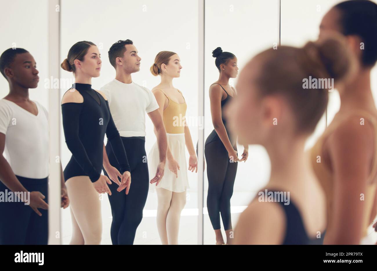 Dansez pour vous. Un groupe de ballerinas se prépare à se produire dans un studio de danse. Banque D'Images