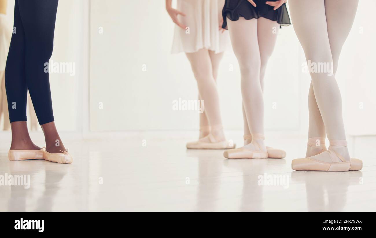 Dansez chaque performance comme si c'était votre dernier. Un groupe de danseurs de ballet méconnaissables pendant leur répétition dans un studio. Banque D'Images