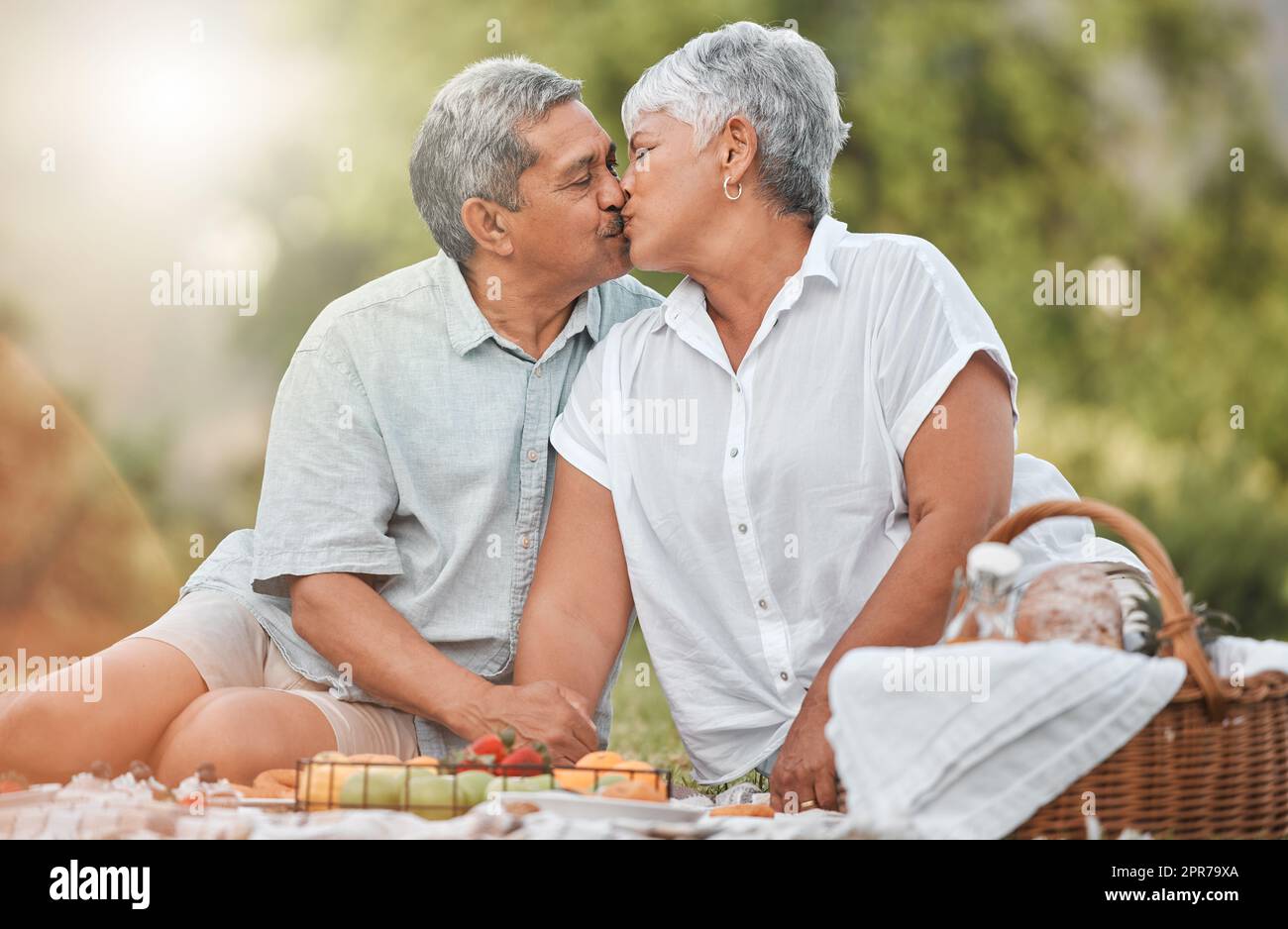 Les seules lèvres que je veux embrasser. Un couple mature embrassant pendant un pique-nique. Banque D'Images