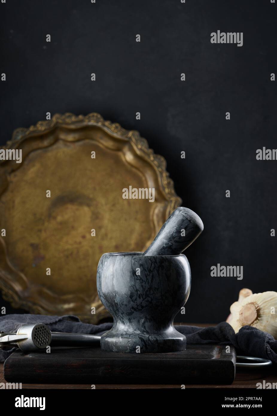 Mortier en pierre noire sur une table en bois Banque D'Images