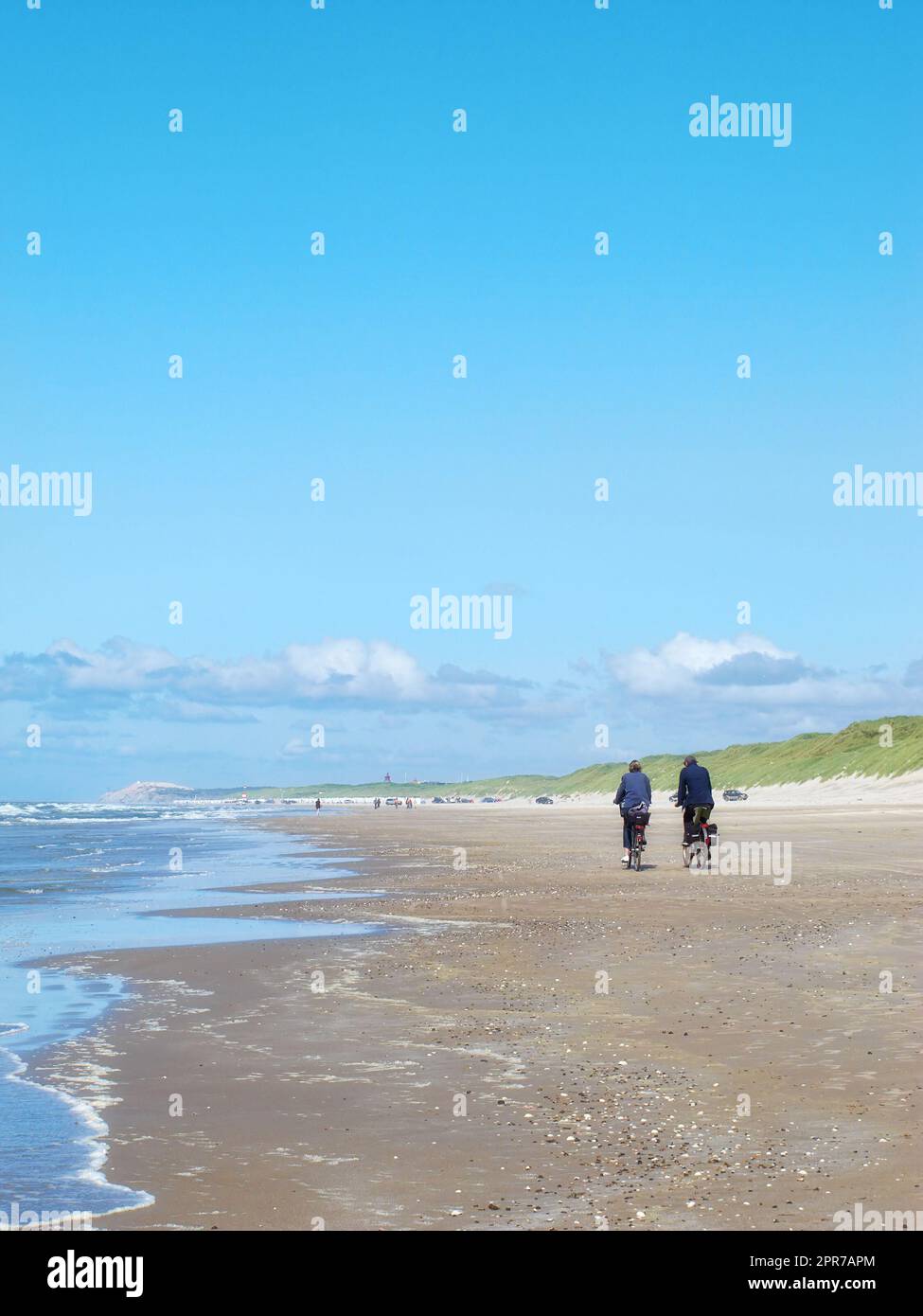 Plage de rêve. Une photo des gens de la plage, du soleil et des nuages. Banque D'Images