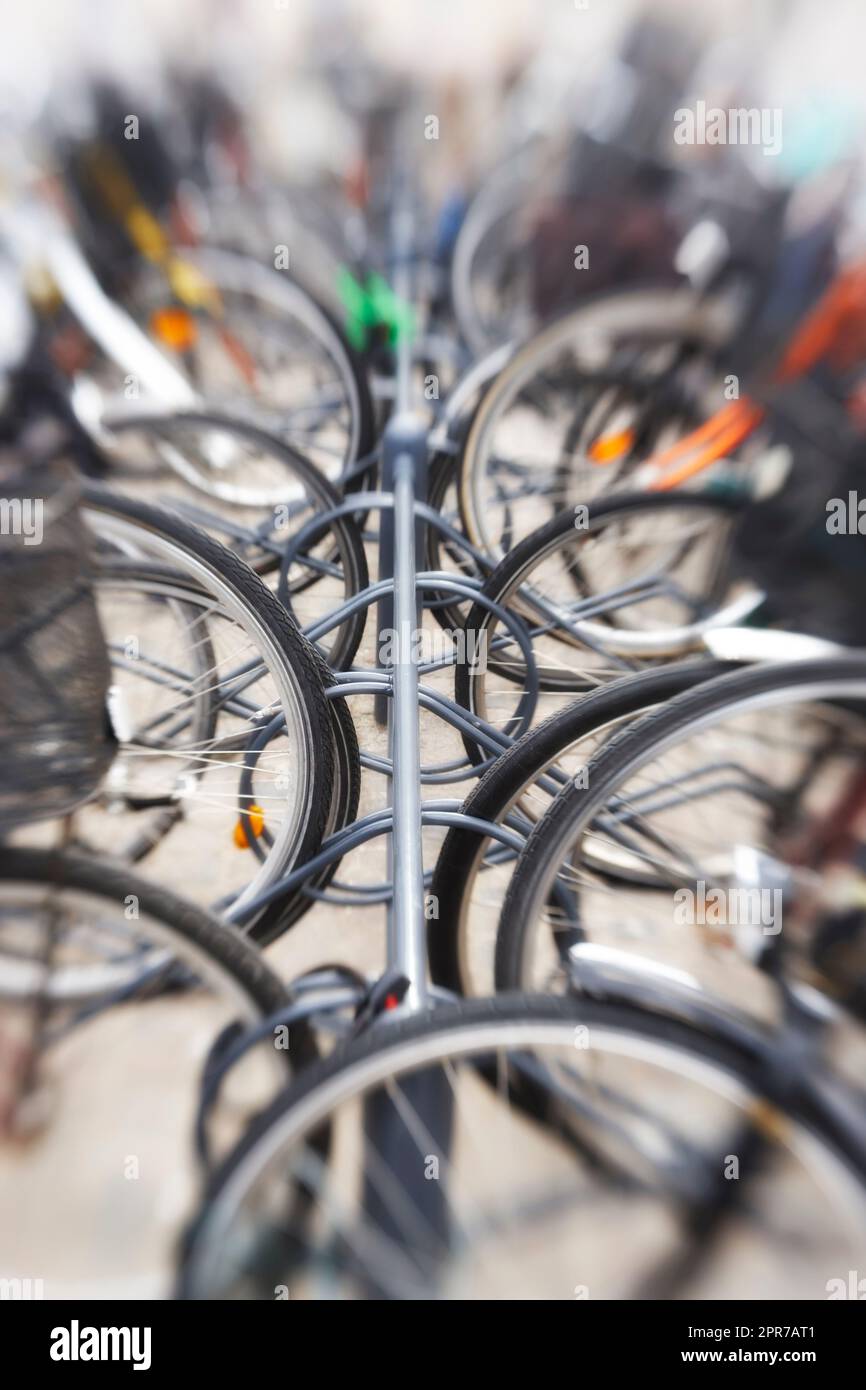 Vélos - objectif flou. Une photo floue de l'objectif de beaucoup de vélos garés. Utile comme arrière-plan... Banque D'Images