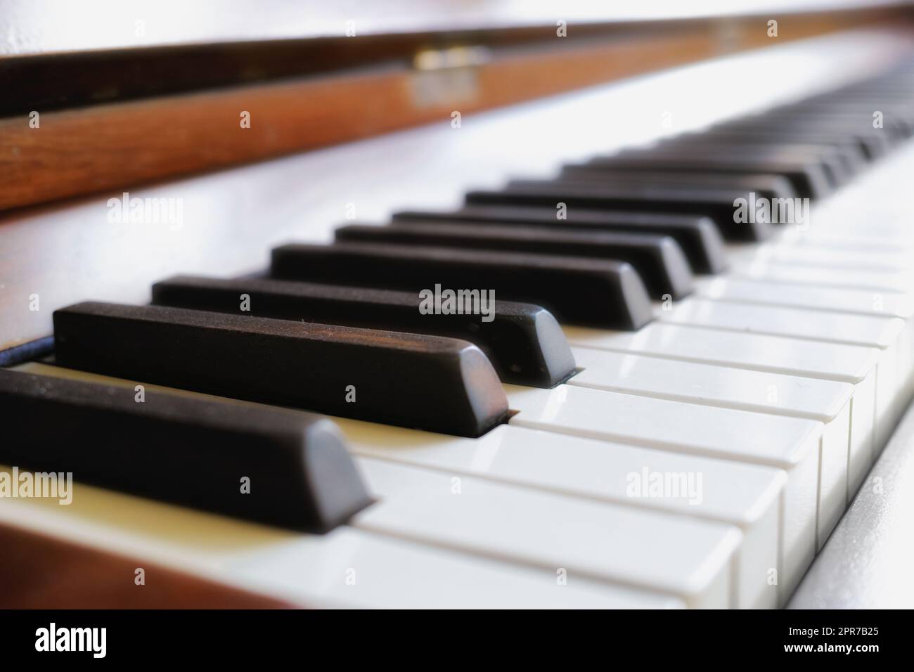 Gros plan des clés classiques de piano en bois exposées dans une galerie d'art musical. Un clavier vintage sur utilisé pour composer de la musique classique ou des chansons. Détail d'un instrument ancien et ancien Banque D'Images