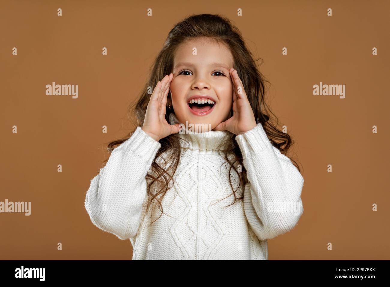 enfant appelant quelqu'un Banque D'Images