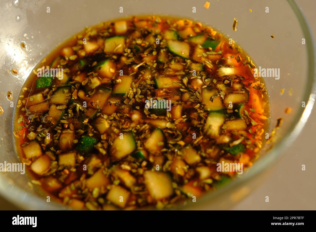 Sauce soja dans un bol en verre avec quelques légumes. Banque D'Images