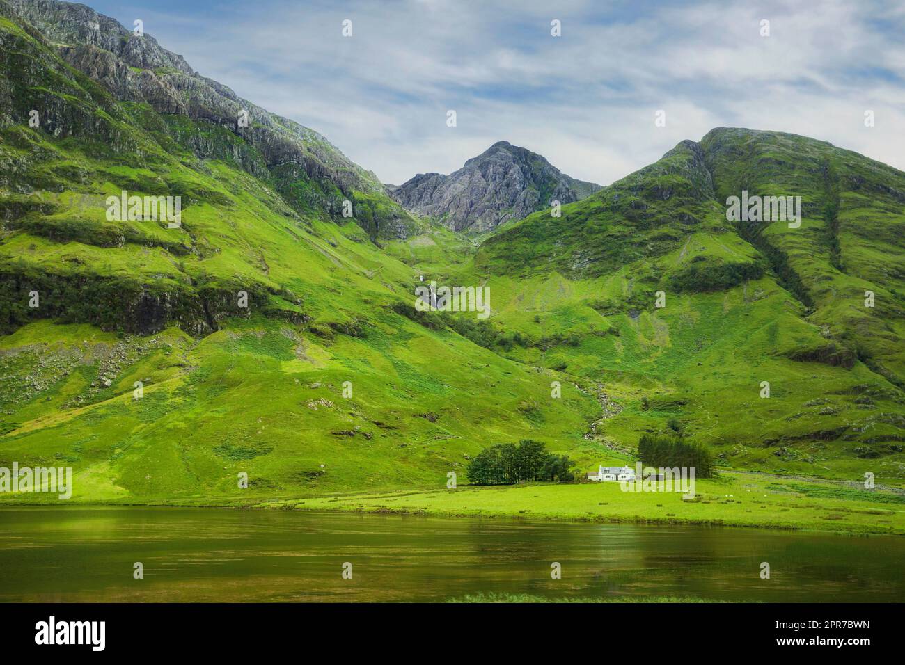 Achnambethach Cottage sur Loch Achtriochtan, vallée de Glencoe, Écosse, Royaume-Uni Banque D'Images