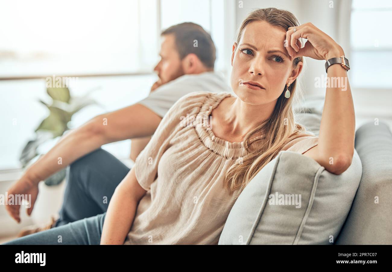 Une jeune femme se sentant frustrée et agacée après un débat avec son mari. Une femme se sentant loin après les combats en raison de problèmes de mariage. Une situation négative qui pourrait se terminer par un divorce Banque D'Images