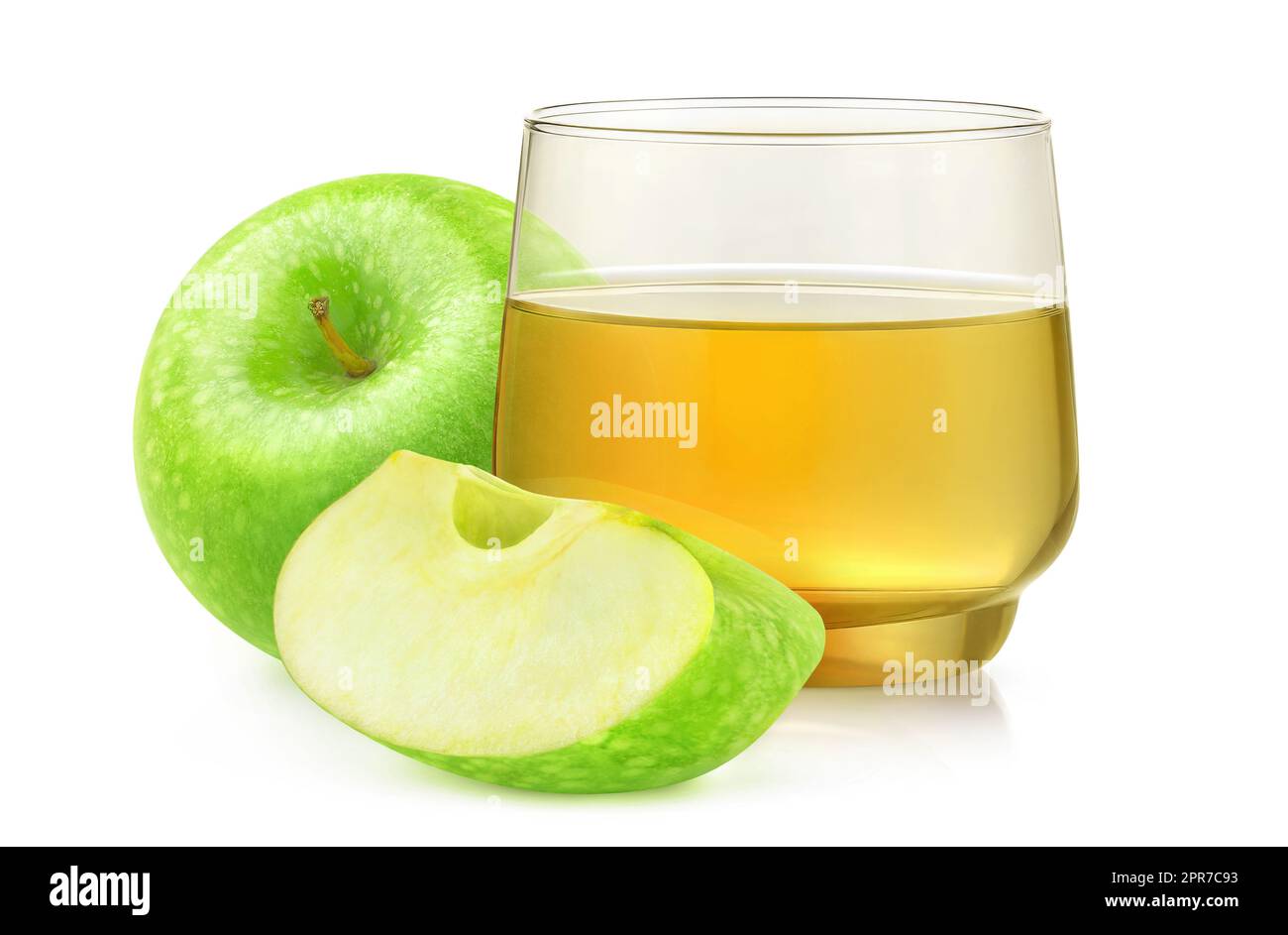 Couper les pommes vertes et le jus de pomme dans un verre, sur fond blanc Banque D'Images