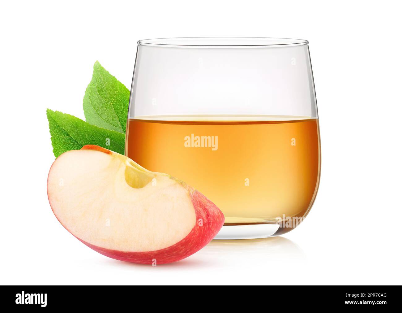 Tranche de pomme rouge et verre de jus de pomme, isolé sur blanc Banque D'Images