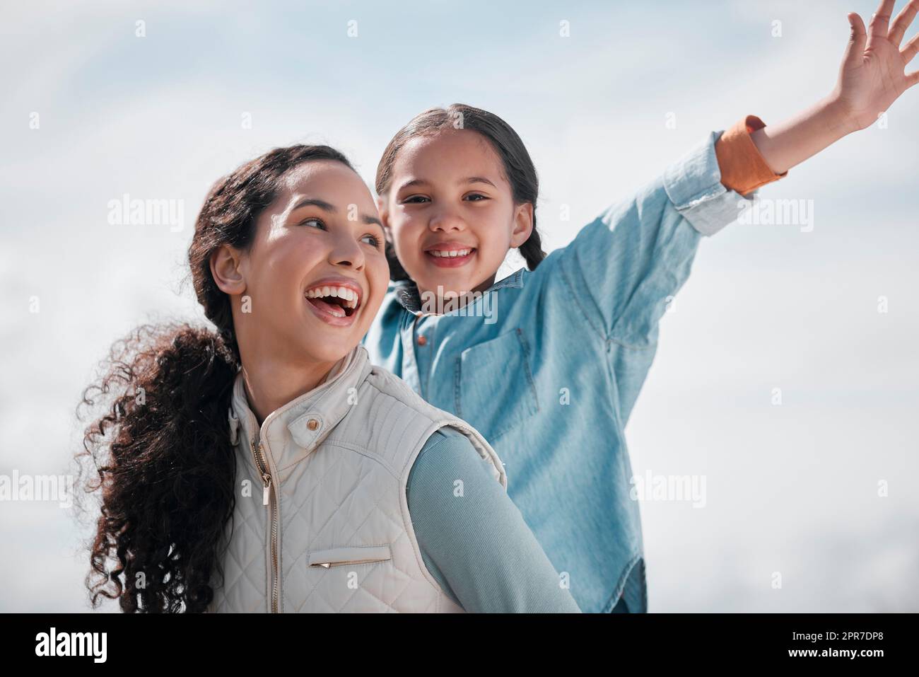 J'aime la voir s'amuser. Une petite fille et la mère passent du temps ensemble sur un ranch. Banque D'Images