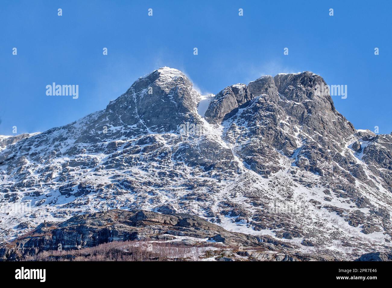 Panoramique pittoresque de paysage de montagne enneigé à Bodo, Nordland, Norvège sur fond de ciel bleu clair. Vue à couper le souffle et pittoresque d'un environnement naturel froid et glacé en hiver Banque D'Images
