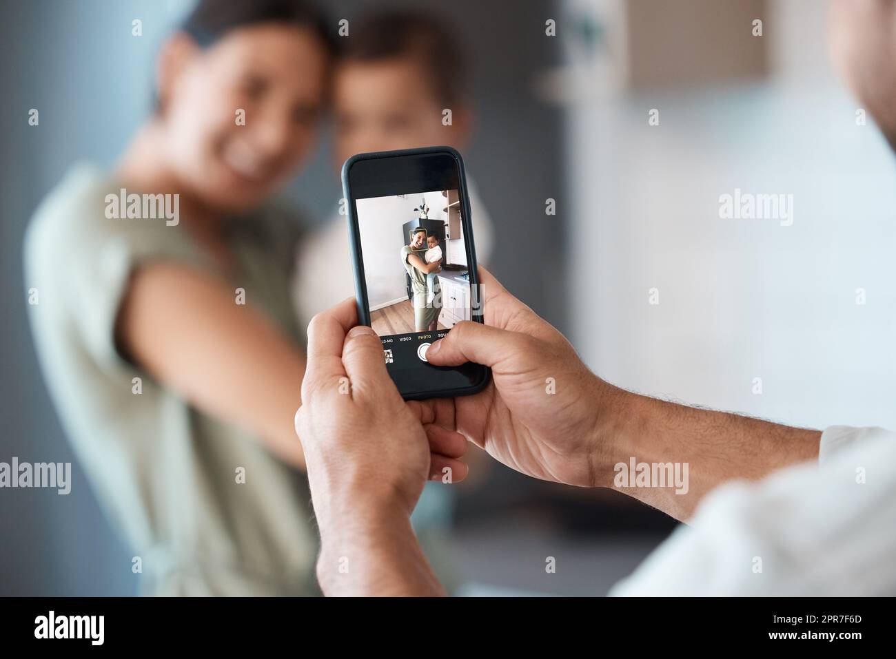 Zoomez sur l'amour. Photo d'une jeune mère prenant une photo avec son bébé à la maison. Banque D'Images