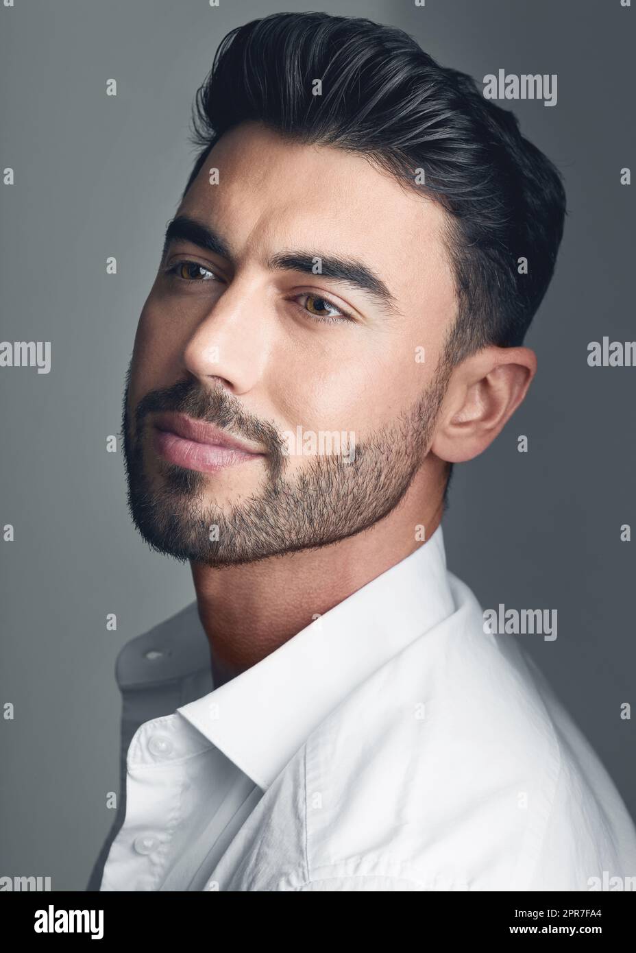 La confiance est toujours en vogue. Photo en studio d'un jeune homme beau posant sur un fond gris. Banque D'Images