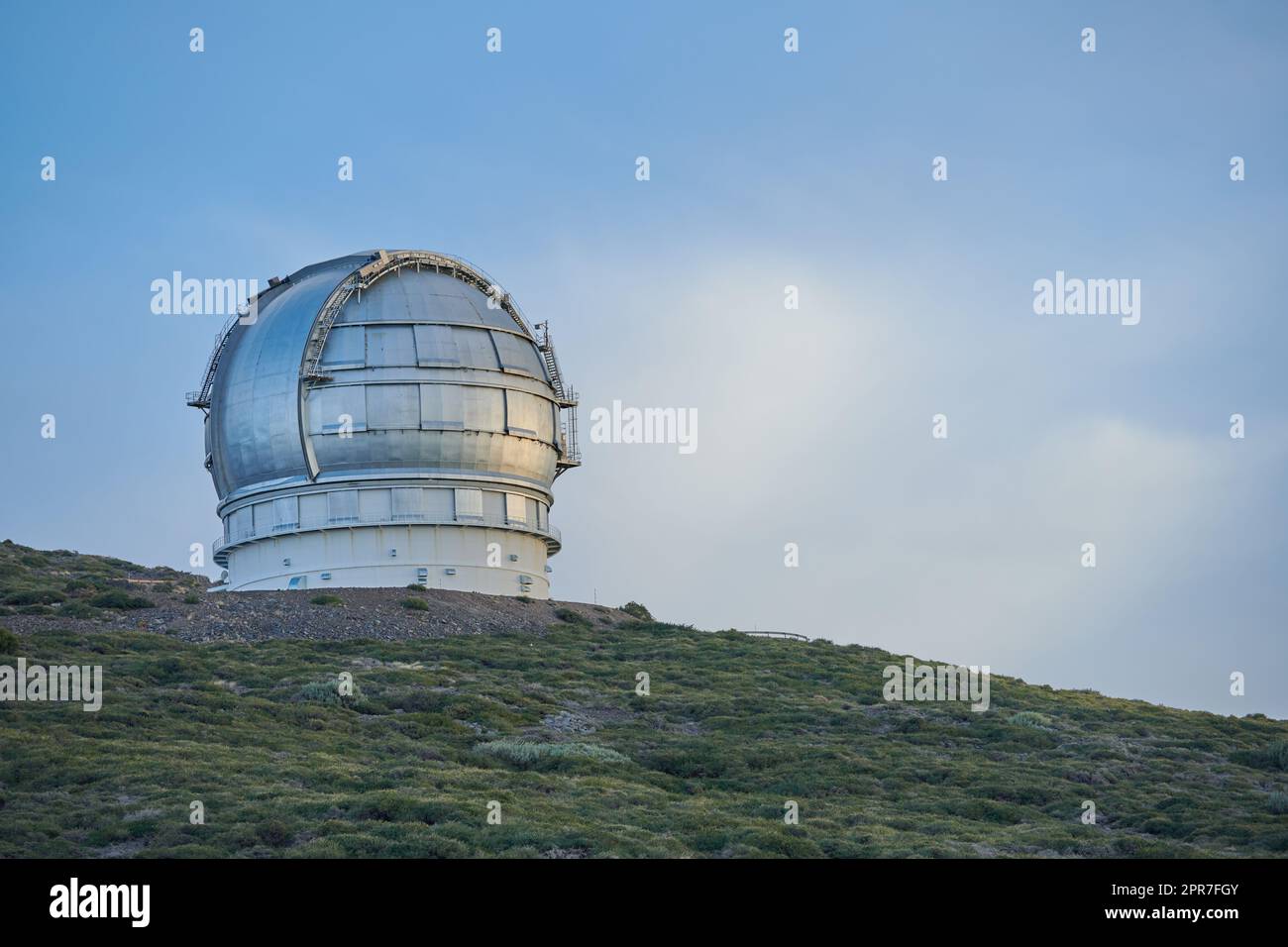 Vue panoramique d'un dôme d'observatoire astronomique à Roque de los Muchachos, la Palma, Espagne. Paysage d'infrastructure scientifique ou bâtiment contre un ciel bleu et un espace de copie. Tourisme à l'étranger ou à l'étranger Banque D'Images
