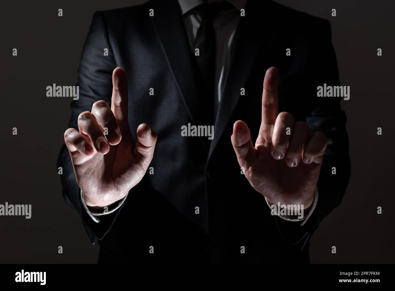 Homme d'affaires pointant de deux doigts sur messages importants. Executive en costume présentant des informations de base. Représentant affichant une annonce critique. Banque D'Images