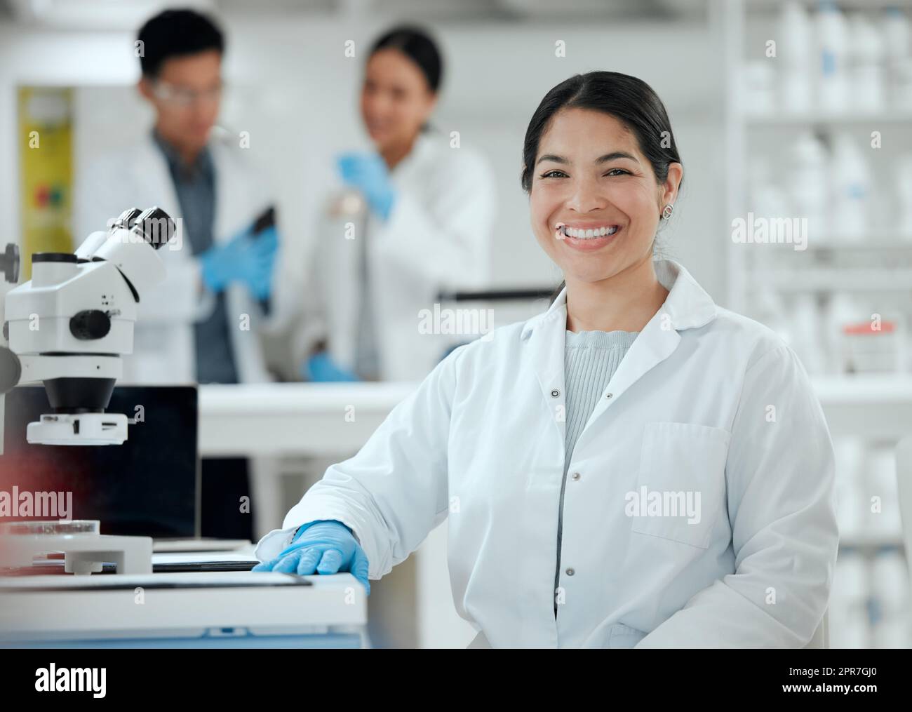 Shes l'expert dans son domaine. Photo d'une jeune scientifique confiante dans son laboratoire. Banque D'Images