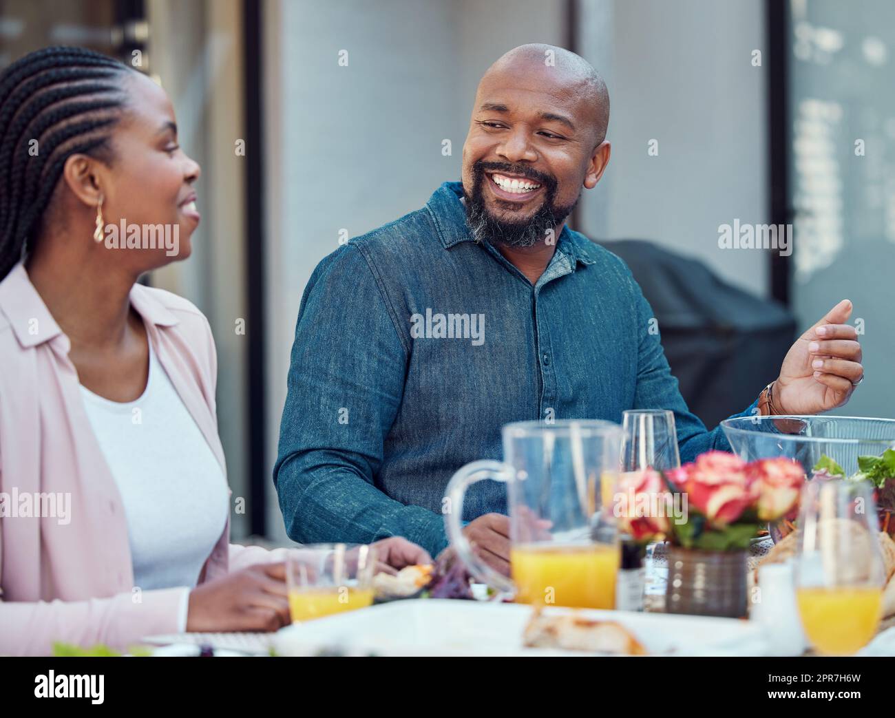 Asseyez-vous pour un repas ensemble. Une famille heureuse de déjeuner ensemble à l'extérieur dans le jardin. Banque D'Images