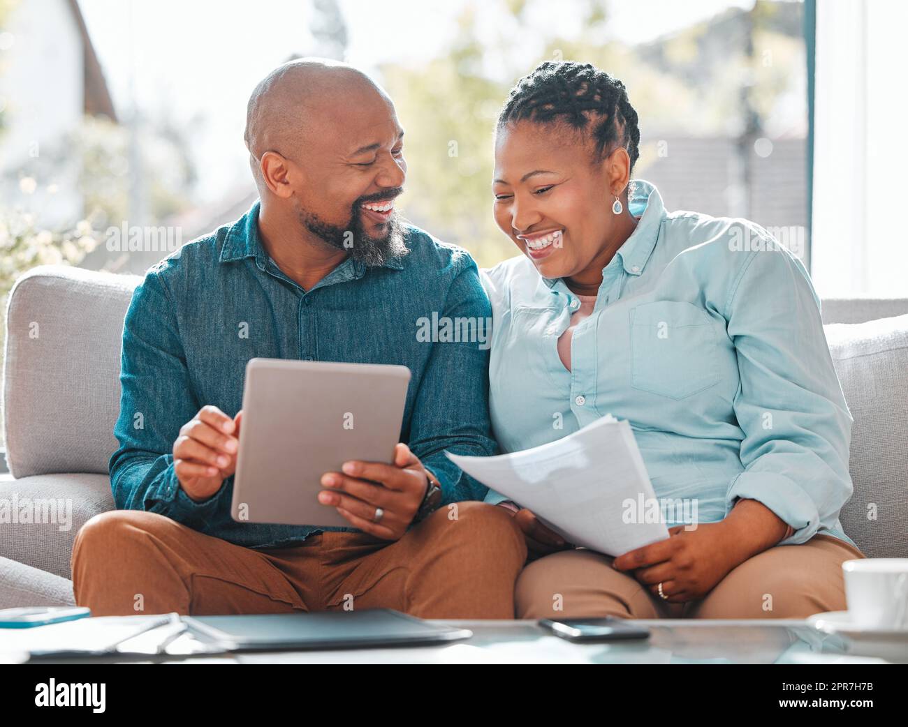 Étaient dans ce ensemble. Un couple mature utilisant une tablette numérique ensemble. Banque D'Images