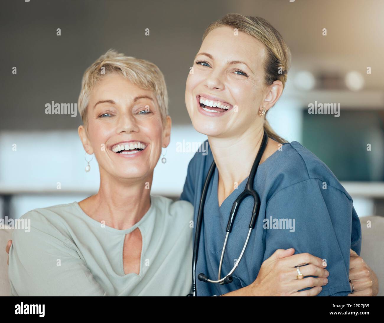 Deux femmes souriantes montrant seulement le lien entre le patient et le médecin pendant un examen à la maison. Un médecin montrant son soutien à la patiente pendant la récupération Banque D'Images