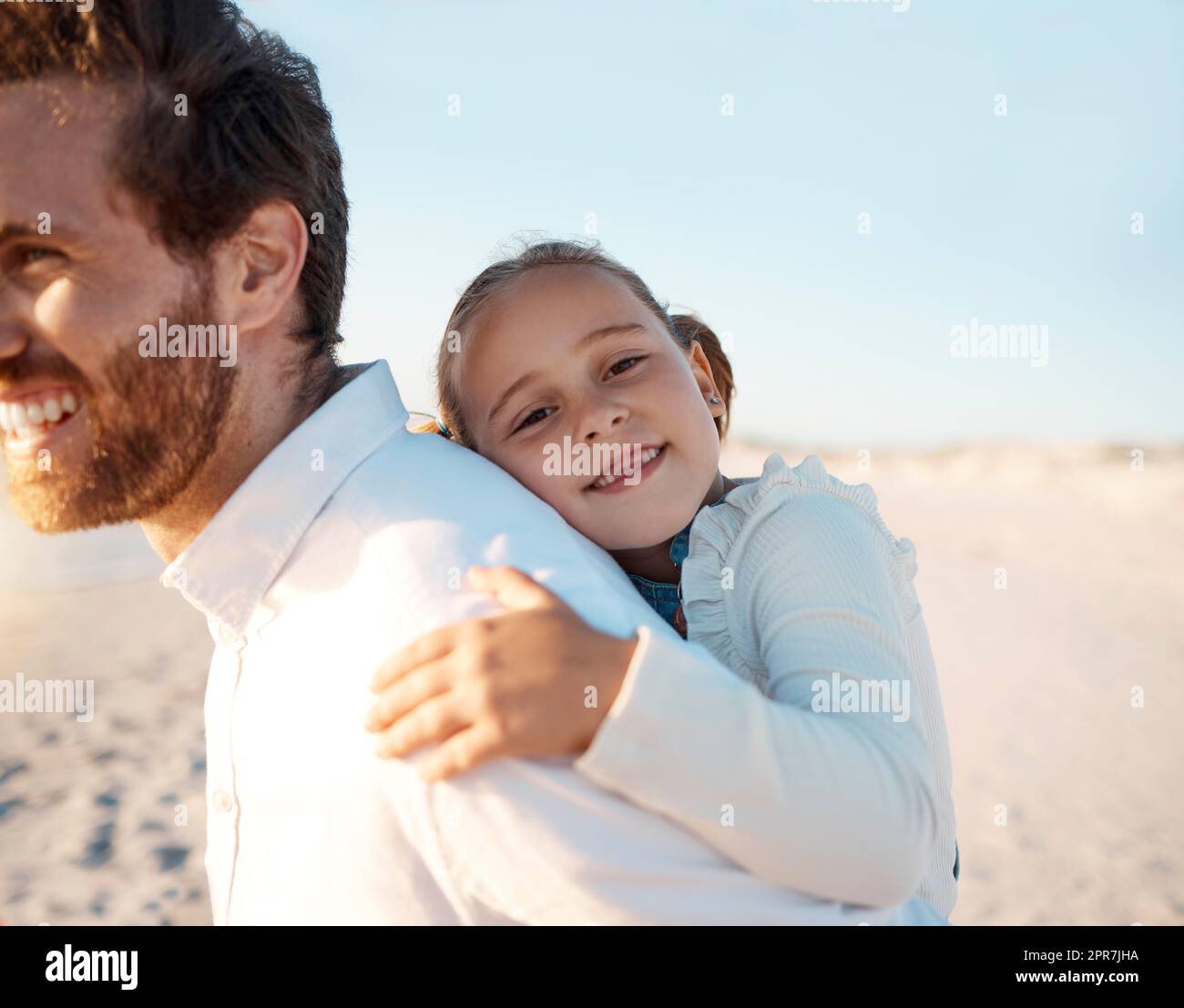 Père portant sa petite fille. Père heureux donnant à sa fille une promenade. Jeune parent liant avec sa fille. Père caucasien donnant à sa fille une promenade de pigeyback. Petite fille aimant son père Banque D'Images