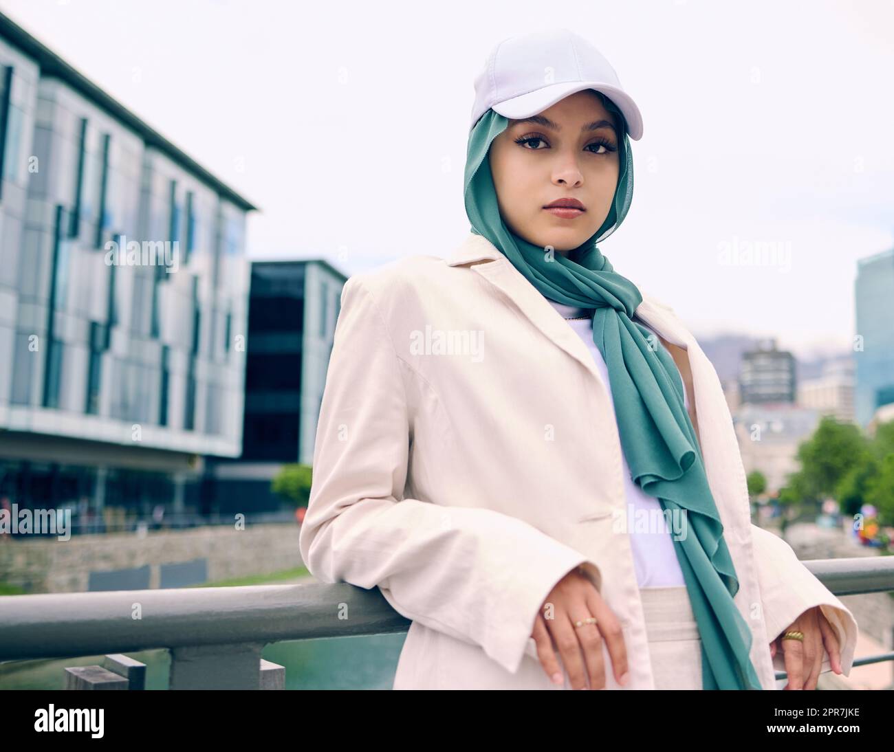 Belle jeune femme arabe posant à l'extérieur dans un foulard. Une femme  musulmane attirante portant un hijab se posant à l'extérieur. Il s'agit de  style et de mode Photo Stock - Alamy