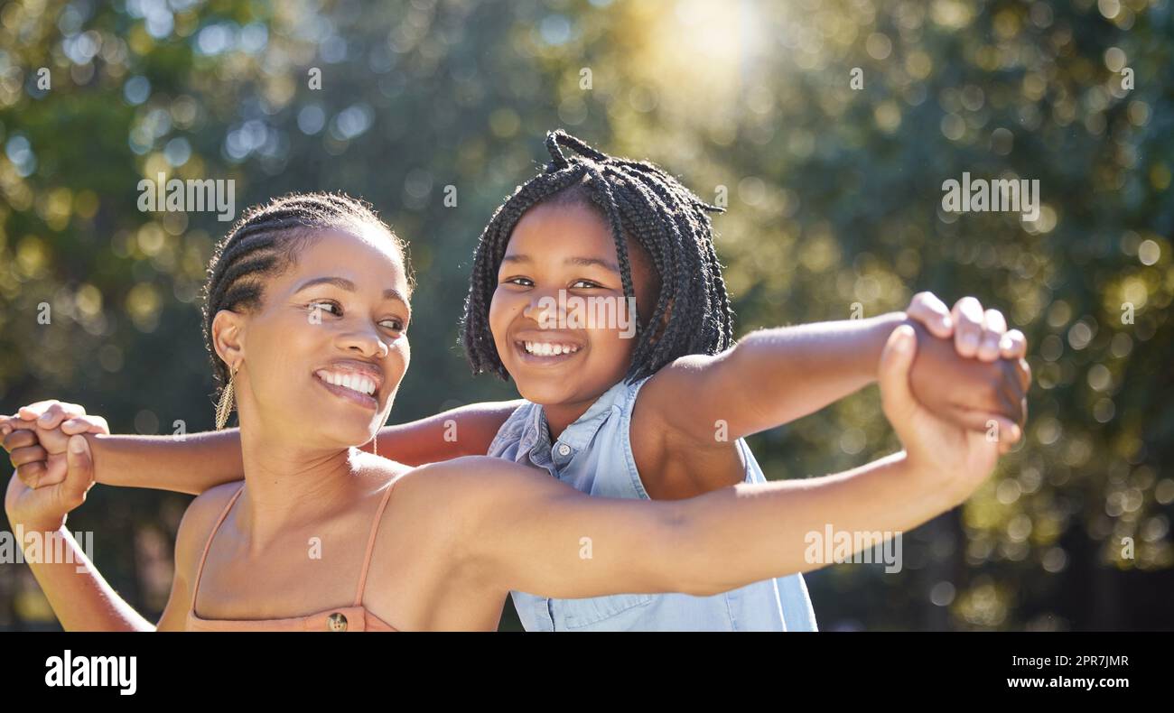 Portrait bonne jeune femme et sa fille passent du temps de qualite ensemble dans le parc pendant l ete. Jolie petite fille et sa belle mere liant a l exterieur. Une dame et son