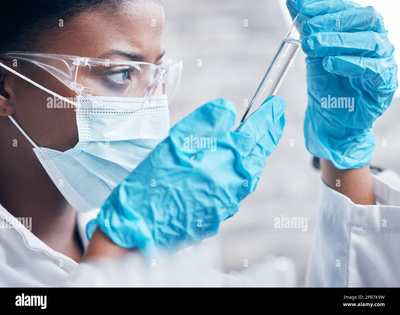 Un autre jour, un autre échantillon. Un jeune scientifique travaillant avec des tubes à essai dans un laboratoire. Banque D'Images