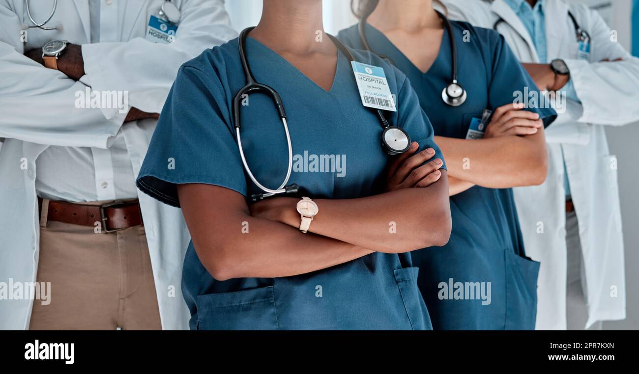 Groupe de médecins debout avec leurs bras croisés en travaillant dans un hôpital. Professionnels de la santé experts travaillant ensemble dans une clinique Banque D'Images