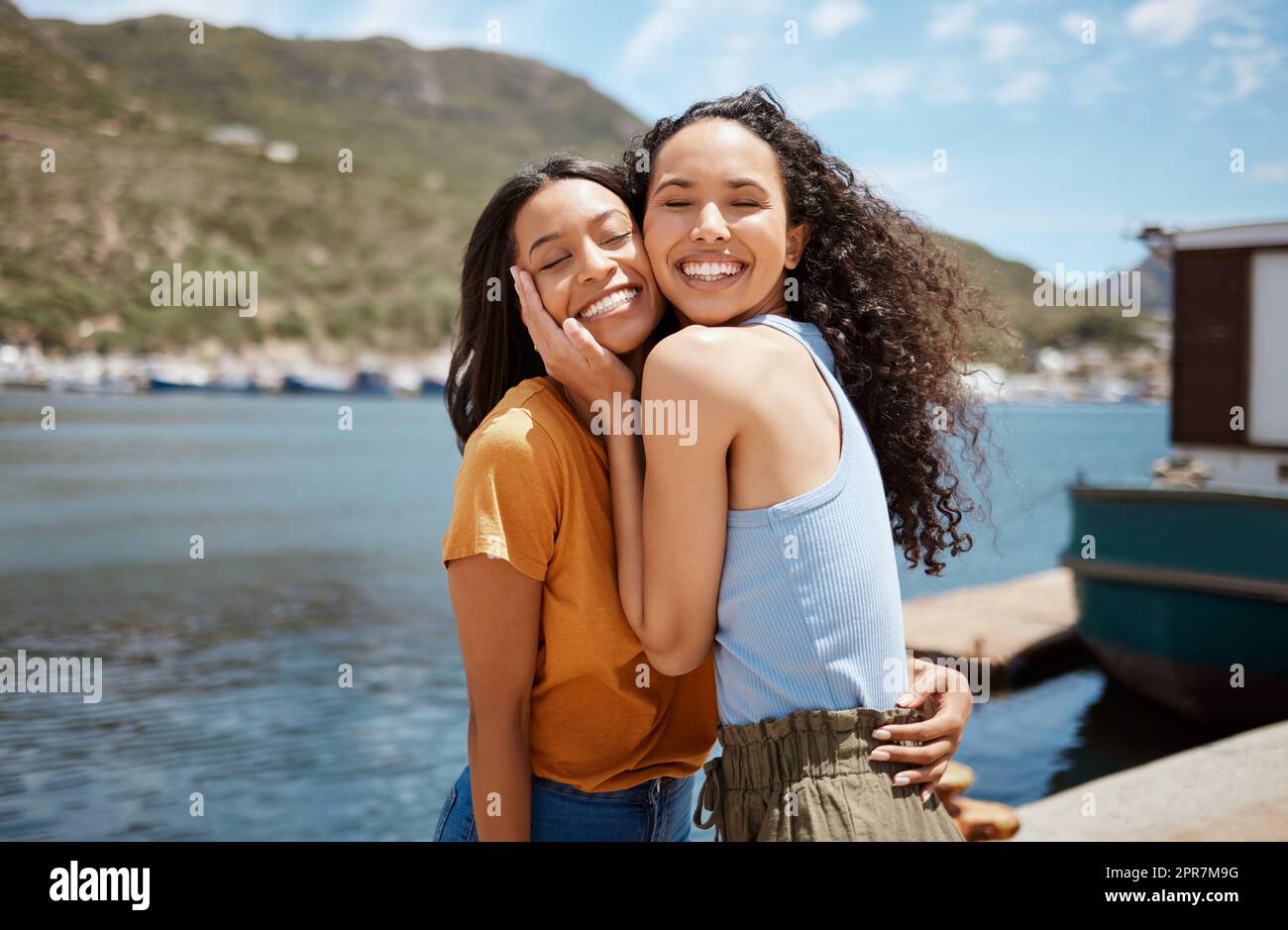 Trouvez un weirdo comme vous et ne les laissez jamais aller. Portrait de deux jeunes femmes accrochées ensemble à l'extérieur. Banque D'Images