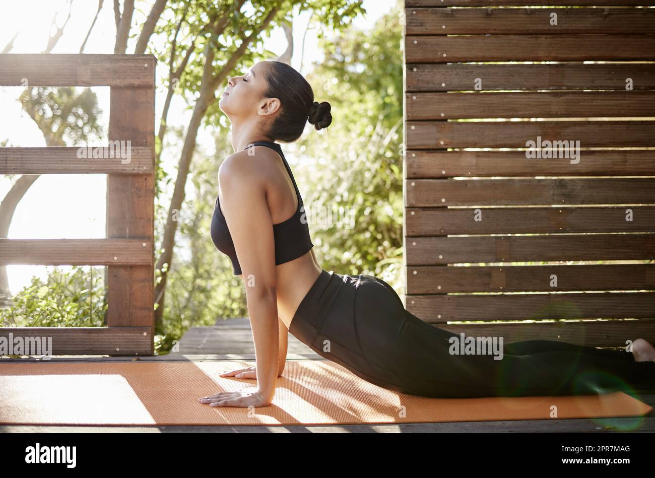 Étirez vos limites. Prise de vue en longueur d'une jeune athlète féminine inreconnaissable pratiquant le yoga en plein air. Banque D'Images