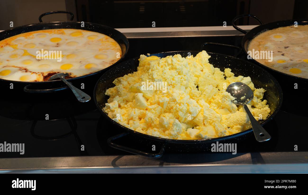 Œufs brouillés et frits et omelette sous forme de buffet en libre-service avec petit déjeuner chaud à l'hôtel. Concept petit déjeuner continental. Banque D'Images
