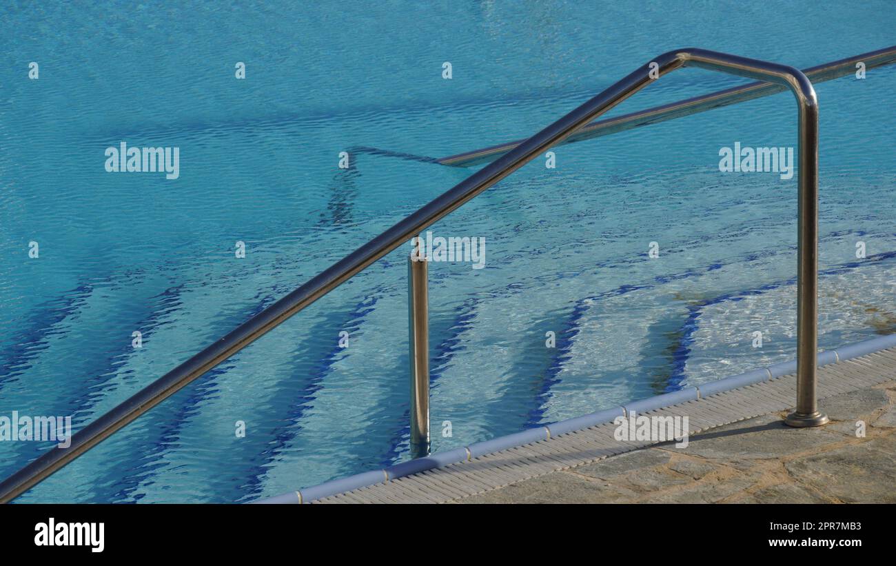 Piscine spa. Piscine extérieure avec bain bouillonnant et eau bleue dans l'hôtel Banque D'Images